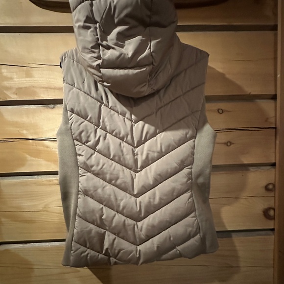 Zara Puffer Vest - Picture 2 of 4